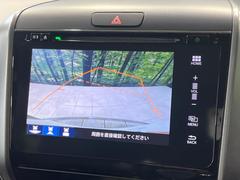 【バックカメラ】駐車時に後方がリアルタイム映像で確認できます。大型商業施設や立体駐車場での駐車時や、夜間のバック時に大活躍！運転スキルに関わらず、今や必須となった装備のひとつです！ 4