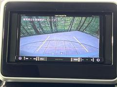 【バックカメラ】駐車時に後方がリアルタイム映像で確認できます。大型商業施設や立体駐車場での駐車時や、夜間のバック時に大活躍！運転スキルに関わらず、今や必須となった装備のひとつです！ 4