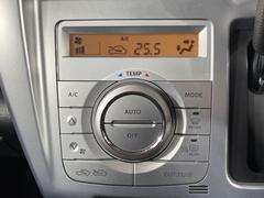 【オートエアコン】一度お好みの温度に設定すれば、車内の温度を検知し風量や温度を自動で調整。暑い…寒い…と何度もスイッチ操作をする必要はありません。快適な車内空間には必須の機能ですね♪ 7