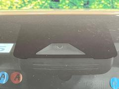【トヨタセーフティセンス】走行中に前方の車両等を認識し、衝突しそうな時は警報とブレーキで衝突回避と被害軽減をアシスト。より安全にドライブをお楽しみいただけます。 3