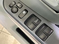 【電動格納ミラー】サイドミラーは電動格納式となっており、狭い駐車場でもキズがつくリスクを抑えられます。 6