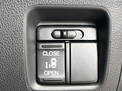 【パワースライドドア】スマートキーや運転席のスイッチでスライドドアの開閉が可能♪電動だから力を入れてドアを開ける必要が無く、小さいお子様でも、重い荷物を持っている時もラクに開け閉めできます♪ 7