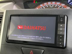 【純正ナビ】人気の純正ナビを装備しております。ナビの使いやすさはもちろん、オーディオ機能も充実！キャンプや旅行はもちろん、通勤や買い物など普段のドライブも楽しくなるはず♪ 3