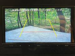 【バックカメラ】駐車時に後方がリアルタイム映像で確認できます。大型商業施設や立体駐車場での駐車時や、夜間のバック時に大活躍！運転スキルに関わらず、今や必須となった装備のひとつです！ 4