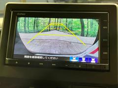 【バックカメラ】駐車時に後方がリアルタイム映像で確認できます。大型商業施設や立体駐車場での駐車時や、夜間のバック時に大活躍！運転スキルに関わらず、今や必須となった装備のひとつです！ 4