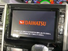 【純正８型ナビ】人気の純正ナビを装備しております。ナビの使いやすさはもちろん、オーディオ機能も充実！キャンプや旅行はもちろん、通勤や買い物など普段のドライブも楽しくなるはず♪ 3