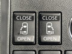 【両側パワースライドドア】スマートキーや運転席のスイッチで後席両側スライドドアの開閉が可能♪電動だから力を入れてドアを開ける必要が無く、小さなお子様でも簡単に開け閉めでき快適です♪ 6