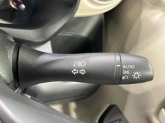 【オートライト】周りの明るさに応じて自動でヘッドライトの点灯・消灯ができる機能です！ライトの付け忘れ・消し忘れなどが無くなり、雨の日や夕方の走行も安心！トンネル通過時も便利ですね♪ 6
