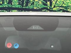 【トヨタセーフティセンス】走行中に前方の車両等を認識し、衝突しそうな時は警報とブレーキで衝突回避と被害軽減をアシスト。より安全にドライブをお楽しみいただけます。 6