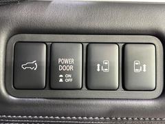 【両側パワースライドドア】スマートキーや運転席のスイッチで後席両側スライドドアの開閉が可能♪電動だから力を入れてドアを開ける必要が無く、小さなお子様でも簡単に開け閉めでき快適です♪ 5