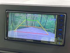 【バックカメラ】駐車時に後方がリアルタイム映像で確認できます。大型商業施設や立体駐車場での駐車時や、夜間のバック時に大活躍！運転スキルに関わらず、今や必須となった装備のひとつです！ 4