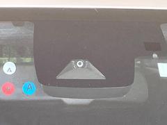 【トヨタセーフティセンス】走行中に前方の車両等を認識し、衝突しそうな時は警報とブレーキで衝突回避と被害軽減をアシスト。より安全にドライブをお楽しみいただけます。 5