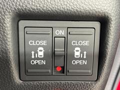 【両側パワースライドドア】スマートキーや運転席のスイッチで後席両側スライドドアの開閉が可能♪電動だから力を入れてドアを開ける必要が無く、小さなお子様でも簡単に開け閉めでき快適です♪ 6