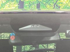 【トヨタセーフティセンス】走行中に前方の車両等を認識し、衝突しそうな時は警報とブレーキで衝突回避と被害軽減をアシスト。より安全にドライブをお楽しみいただけます。 5