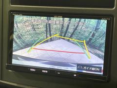 【バックカメラ】駐車時に後方がリアルタイム映像で確認できます。大型商業施設や立体駐車場での駐車時や、夜間のバック時に大活躍！運転スキルに関わらず、今や必須となった装備のひとつです！ 4