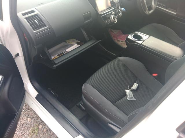 プリウスアルファ Ｓ　ＥＴＣ　バックカメラ　ナビ　ＴＶ　アルミホイール　スマートキー　アイドリングストップ　電動格納ミラー　ＣＶＴ　盗難防止システム　衝突安全ボディ　ＡＢＳ　ＥＳＣ　ＣＤ　Ｂｌｕｅｔｏｏｔｈ　エアコン（37枚目）