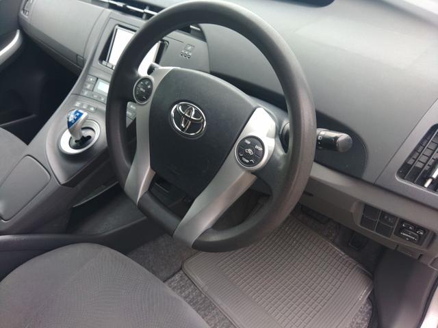 プリウス Ｓ　ＥＴＣ　バックカメラ　ナビ　ＴＶ　アルミホイール　ＬＥＤヘッドランプ　ＣＶＴ　スマートキー　電動格納ミラー　盗難防止システム　ＣＤ　ＵＳＢ　ミュージックプレイヤー接続可　Ｂｌｕｅｔｏｏｔｈ（2枚目）