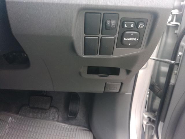 プリウス Ｓ　ＥＴＣ　バックカメラ　ナビ　ＴＶ　アルミホイール　ＬＥＤヘッドランプ　ＣＶＴ　スマートキー　電動格納ミラー　盗難防止システム　ＣＤ　ＵＳＢ　ミュージックプレイヤー接続可　Ｂｌｕｅｔｏｏｔｈ（8枚目）