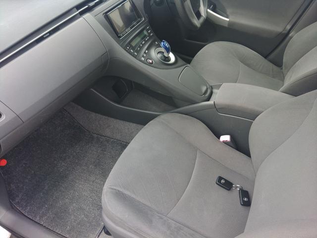 プリウス Ｓ　ＥＴＣ　バックカメラ　ナビ　ＴＶ　アルミホイール　ＬＥＤヘッドランプ　ＣＶＴ　スマートキー　電動格納ミラー　盗難防止システム　ＣＤ　ＵＳＢ　ミュージックプレイヤー接続可　Ｂｌｕｅｔｏｏｔｈ（11枚目）