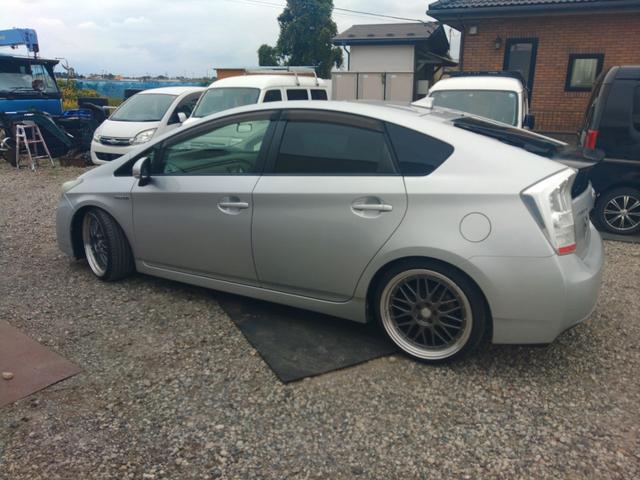 プリウス Ｓ　ＥＴＣ　バックカメラ　ナビ　ＴＶ　アルミホイール　ＬＥＤヘッドランプ　ＣＶＴ　スマートキー　電動格納ミラー　盗難防止システム　ＣＤ　ＵＳＢ　ミュージックプレイヤー接続可　Ｂｌｕｅｔｏｏｔｈ（14枚目）