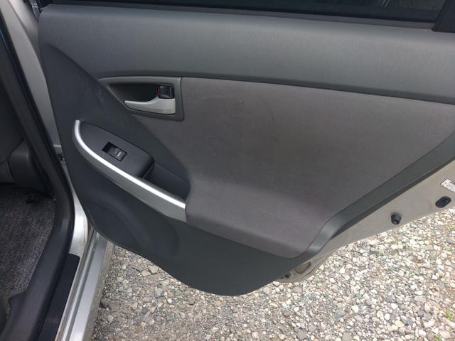 プリウス Ｓ　ＥＴＣ　バックカメラ　ナビ　ＴＶ　アルミホイール　ＬＥＤヘッドランプ　ＣＶＴ　スマートキー　電動格納ミラー　盗難防止システム　ＣＤ　ＵＳＢ　ミュージックプレイヤー接続可　Ｂｌｕｅｔｏｏｔｈ（29枚目）