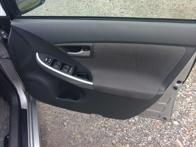 プリウス Ｓ　ＥＴＣ　バックカメラ　ナビ　ＴＶ　アルミホイール　ＬＥＤヘッドランプ　ＣＶＴ　スマートキー　電動格納ミラー　盗難防止システム　ＣＤ　ＵＳＢ　ミュージックプレイヤー接続可　Ｂｌｕｅｔｏｏｔｈ（30枚目）