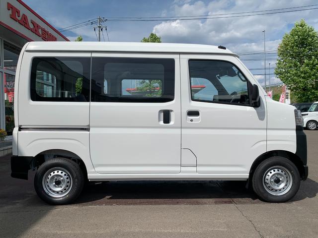 ハイゼットカーゴ スペシャル　ＡＴ　切替４ＷＤ　／届出済未使用車／衝突被害軽減ブレーキ／前後クリアランスソナー／純正ラジオ／両側手動スライドドア／オートライト／運転席助手席パワーウィンドウ／リアワイパー／荷室ライト（21枚目）