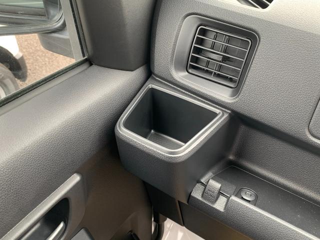 ハイゼットカーゴ スペシャル　ＡＴ　切替４ＷＤ　／届出済未使用車／衝突被害軽減ブレーキ／前後クリアランスソナー／純正ラジオ／両側手動スライドドア／オートライト／運転席助手席パワーウィンドウ／リアワイパー／荷室ライト（31枚目）
