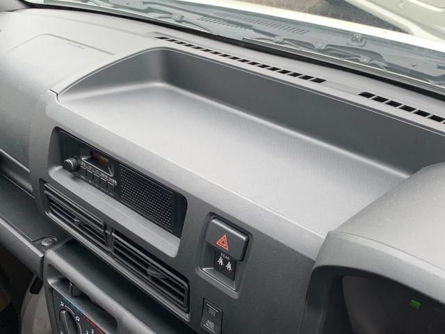 ハイゼットカーゴ スペシャル　ＡＴ　切替４ＷＤ　／届出済未使用車／衝突被害軽減ブレーキ／前後クリアランスソナー／純正ラジオ／両側手動スライドドア／オートライト／運転席助手席パワーウィンドウ／リアワイパー／荷室ライト（47枚目）