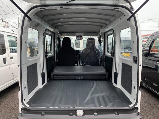 ハイゼットカーゴ スペシャル　ＡＴ　切替４ＷＤ　／届出済未使用車／衝突被害軽減ブレーキ／前後クリアランスソナー／純正ラジオ／両側手動スライドドア／オートライト／運転席助手席パワーウィンドウ／リアワイパー／荷室ライト（56枚目）