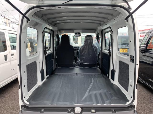 ハイゼットカーゴ スペシャル　ＡＴ　切替４ＷＤ　／届出済未使用車／衝突被害軽減ブレーキ／前後クリアランスソナー／純正ラジオ／両側手動スライドドア／オートライト／運転席助手席パワーウィンドウ／リアワイパー／荷室ライト（57枚目）