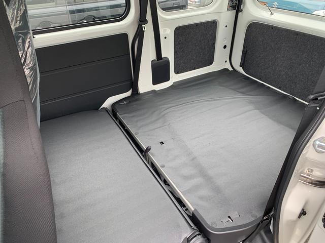 ハイゼットカーゴ スペシャル　ＡＴ　切替４ＷＤ　／届出済未使用車／衝突被害軽減ブレーキ／前後クリアランスソナー／純正ラジオ／両側手動スライドドア／オートライト／運転席助手席パワーウィンドウ／リアワイパー／荷室ライト（63枚目）