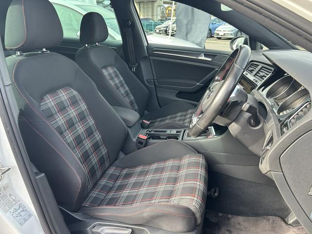 ゴルフＧＴＩ ベースグレード　純正ナビゲーション　バックカメラ　ＥＴＣ　ＡＣＣ　リアトラフィックアラート　レーンキープアシスト　ブラインドスポット　純正ドライブレコーダー　純正１７インチアルミ　純正１６インチアルミ＋スタッドレス（15枚目）