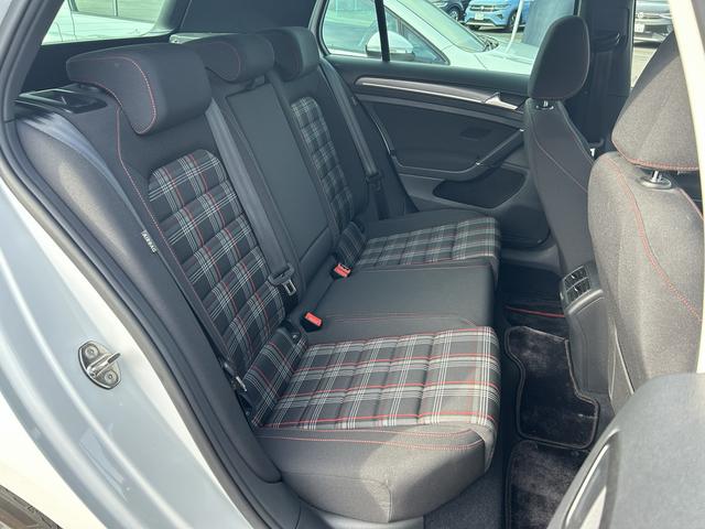 ゴルフＧＴＩ ベースグレード　純正ナビゲーション　バックカメラ　ＥＴＣ　ＡＣＣ　リアトラフィックアラート　レーンキープアシスト　ブラインドスポット　純正ドライブレコーダー　純正１７インチアルミ　純正１６インチアルミ＋スタッドレス（16枚目）