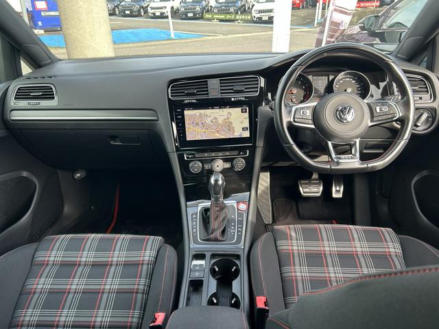 ゴルフＧＴＩ ベースグレード　純正ナビゲーション　バックカメラ　ＥＴＣ　ＡＣＣ　リアトラフィックアラート　レーンキープアシスト　ブラインドスポット　純正ドライブレコーダー　純正１７インチアルミ　純正１６インチアルミ＋スタッドレス（17枚目）