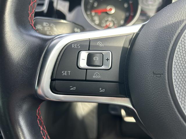 ゴルフＧＴＩ ベースグレード　純正ナビゲーション　バックカメラ　ＥＴＣ　ＡＣＣ　リアトラフィックアラート　レーンキープアシスト　ブラインドスポット　純正ドライブレコーダー　純正１７インチアルミ　純正１６インチアルミ＋スタッドレス（19枚目）