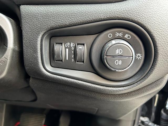 ジープ・レネゲード ロンジチュード　新車保証　デモカー　ＥＴＣ　　フロアマット　ユーコネクト　パーキングセンサー　バックカメラ（18枚目）
