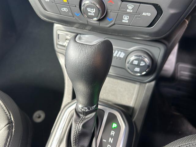 ジープ・レネゲード４ｘｅ リミテッド　４ｘｅ　新車保証継承　ＥＴＣ　レザーシート　シートヒーター　ＬＥＤヘッドライト　パワーシート　オートライト（13枚目）