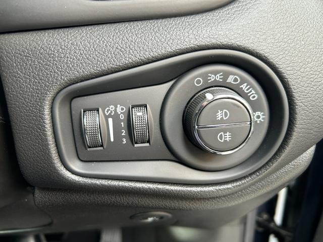 ジープ・レネゲード４ｘｅ リミテッド　４ｘｅ　新車保証継承　ＥＴＣ　レザーシート　シートヒーター　ＬＥＤヘッドライト　パワーシート　オートライト（21枚目）