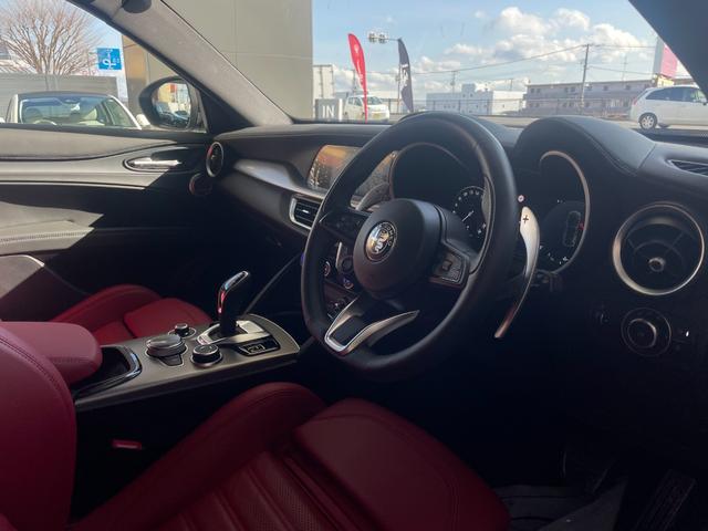ステルヴィオ ２．０ターボ　Ｑ４ヴェローチェ　ＣａｒＰｌａｙ／Ａｎｄｒｏｉｄ　Ａｕｔｏ　ハーマンカードン製オーディオ　シートヒーター　クルーズコントロール（8枚目）