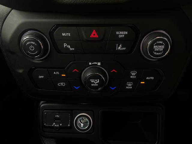 ジープ・レネゲード リミテッド　クルーズコントロール　バックモニター　パワーシート　シートヒーター　　ＣａｒＰｌａｙ／Ａｎｄｒｏｉｄ　Ａｕｔｏ　ＥＴＣ　ドライブレコーダー（12枚目）