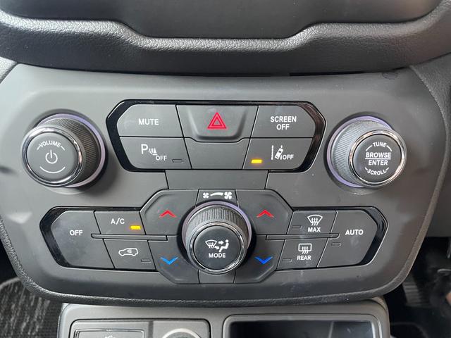 ジープ・レネゲード リミテッド　クルーズコントロール　　バックモニター　パワーシート　シートヒーター　ＣａｒＰｌａｙ／Ａｎｄｒｏｉｄ　Ａｕｔｏ　ＥＴＣ　サイドバイザー　ドライブレコーダー（12枚目）