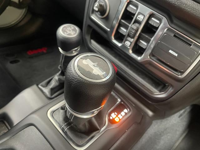 ジープ・ラングラーアンリミテッド スポツリミテドEDウィズサンライダフリプTフォハドT サンライダーフリップトップ オールウェザーフロアマット ドライブレコーダー(13枚目)