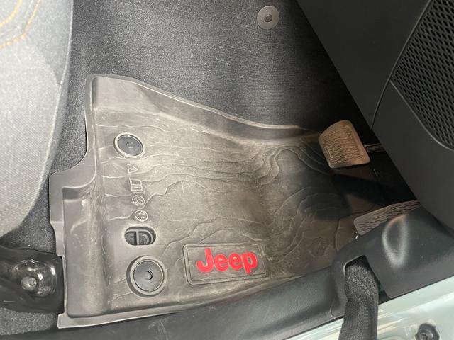 ジープ・ラングラーアンリミテッド スポツリミテドEDウィズサンライダフリプTフォハドT サンライダーフリップトップ オールウェザーフロアマット ドライブレコーダー(19枚目)