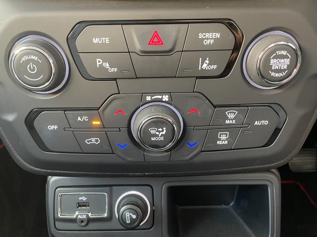 ジープ・レネゲード リミテッド 純正フロアマット ドライブレコーダー ETC フルセグテレビ シートヒーター(12枚目)