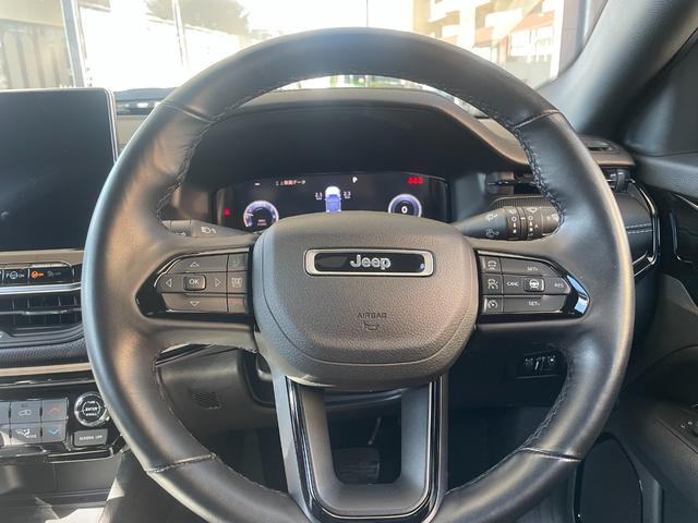 ハンドルから手を離さなくても、ステアリングリモコンでハンズフリー電話や音楽の再生、音量調節などが行えます。