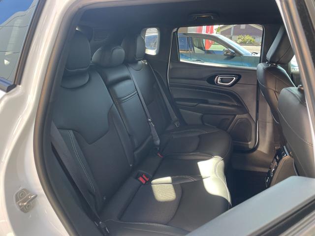 リアシートは左右分割可倒式となっていますので、用途に合わせてお使いいただけます。