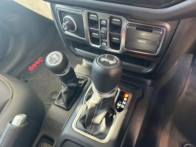 ジープ・ラングラーアンリミテッド サハラ　デモカー　レザーシート　シートヒーター　純正フロアマット　ドライブレコーダー２ｃｈ（12枚目）