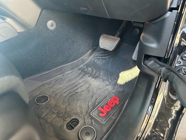 ジープ・ラングラーアンリミテッド サハラ　デモカー　レザーシート　シートヒーター　純正フロアマット　ドライブレコーダー２ｃｈ（18枚目）