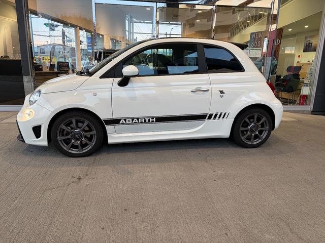 バンパー両脇に配したエアインテークとエアアウトレットは左右に２分割されたインタークーラーを冷却する役割と共にデザイン上のポイントにもなっています。